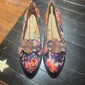 Ladies flat shoes